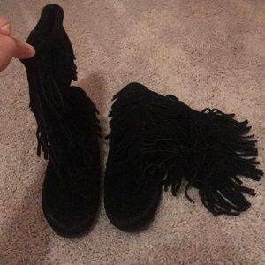 MinnieTonka black moccasins with fringe. Size 10